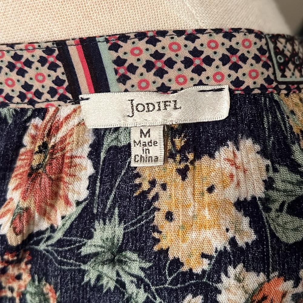EUC Jodifl Floral Top - Picture 6 of 6